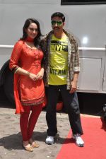Akshay Kumar, Sonakshi Sinha promote Rowdy Rathore on the sets of CID in Kandivli, Mumbai on 22nd May 2012 (117).JPG